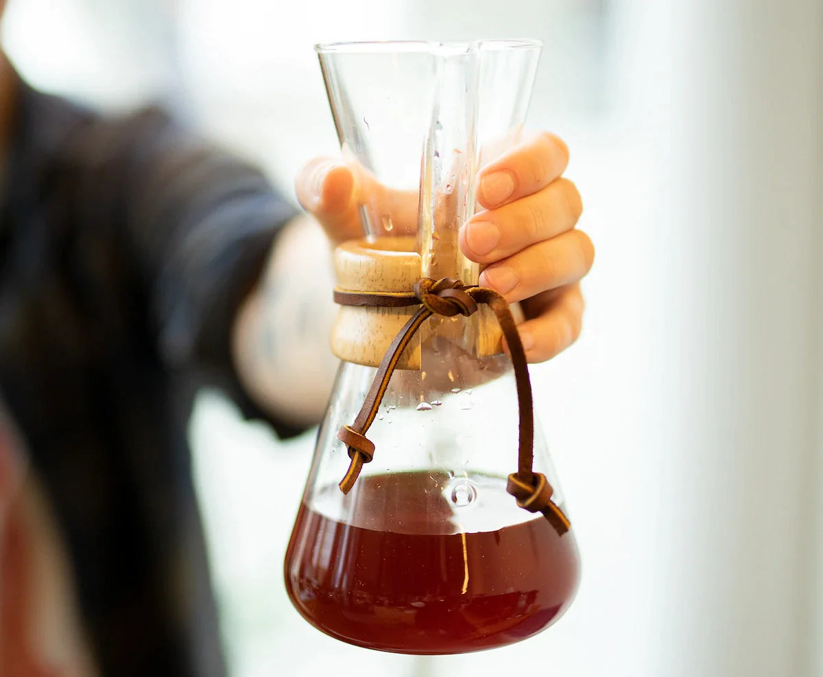 Frischer Kaffee im Chemex vom Röster gehalten