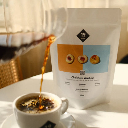 19grams Chelche Washed Filter Kaffee aus Äthiopien auf dem Tisch mit frischem Kaffee