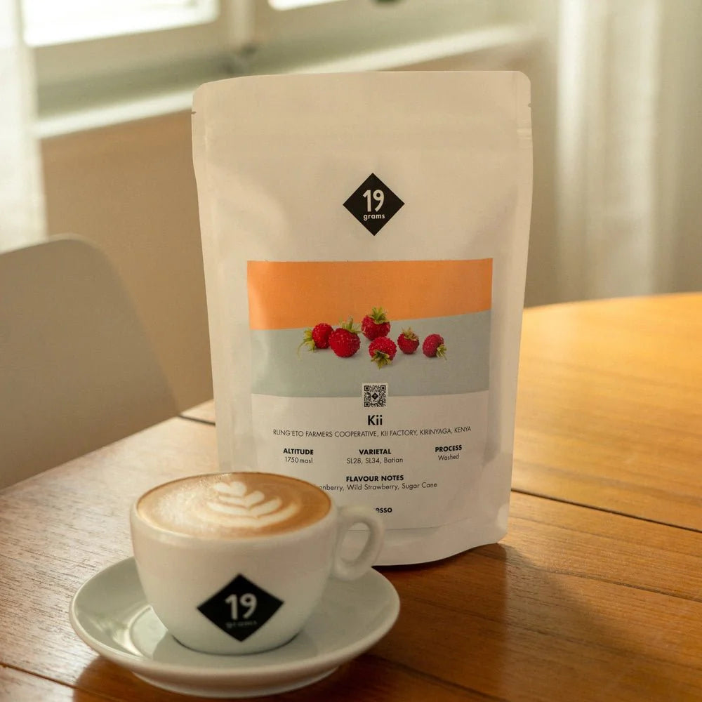 19grams Kii Espresso aus Kenia auf dem Tisch mit einem Cappuccino