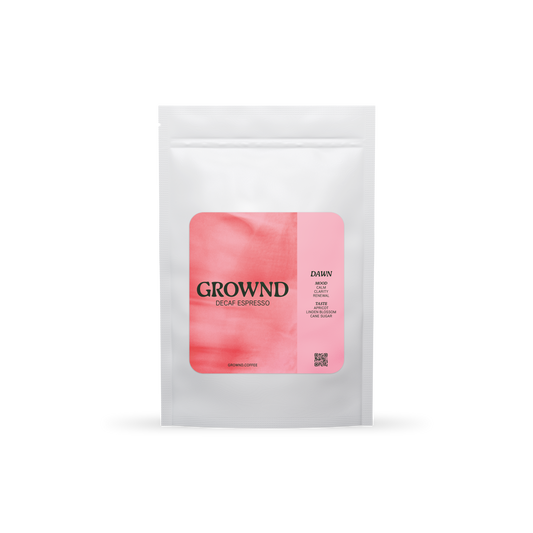 19grams GROWND DAWN Espresso Decaf – Freigestellter weißer Kaffeebeutel mit rosafarbenem Label, Geschmacksnoten Aprikose, Lindenblüte und Rohrzucker