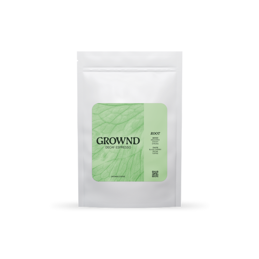 19grams GROWND ROOT Espresso Decaf – Freigestellter weißer Kaffeebeutel mit hellgrünem Blatt-Label, Geschmacksnoten Schwarzkirsche, Pekannuss und Toffee