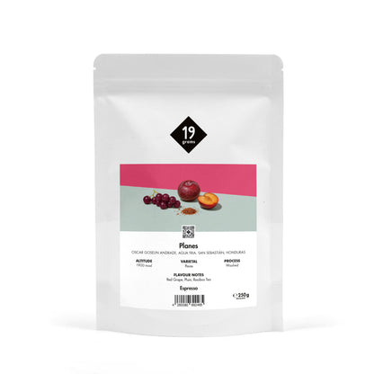 19grams Planes Specialty Coffee Espresso – Kaffeebeutel Produktmockup 250g Standbeutel, Single Origin aus Honduras (Pacas, washed) mit Aromen von roten Trauben, Pflaume und Rooibos-Tee, Kaffeerösterei Berlin