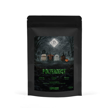 19grams Poltergeist Espresso 250g Kaffeebeutel Produktmockup – schwarzer Beutel mit Halloween-Friedhofsmotiv und Flavour Notes Blood Orange, Sour Worms, Pumpkin Spice Latte
