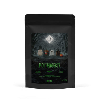 19grams Poltergeist Filter 250g Kaffeebeutel Produktmockup – schwarzer Beutel mit Halloween-Friedhofsmotiv und Flavour Notes Blood Orange, Sour Worms, Pumpkin Spice Latte