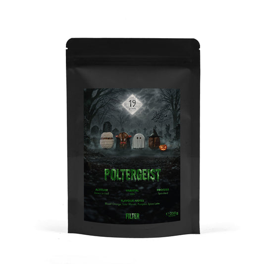 19grams Poltergeist Filter 250g Kaffeebeutel Produktmockup – schwarzer Beutel mit Halloween-Friedhofsmotiv und Flavour Notes Blood Orange, Sour Worms, Pumpkin Spice Latte