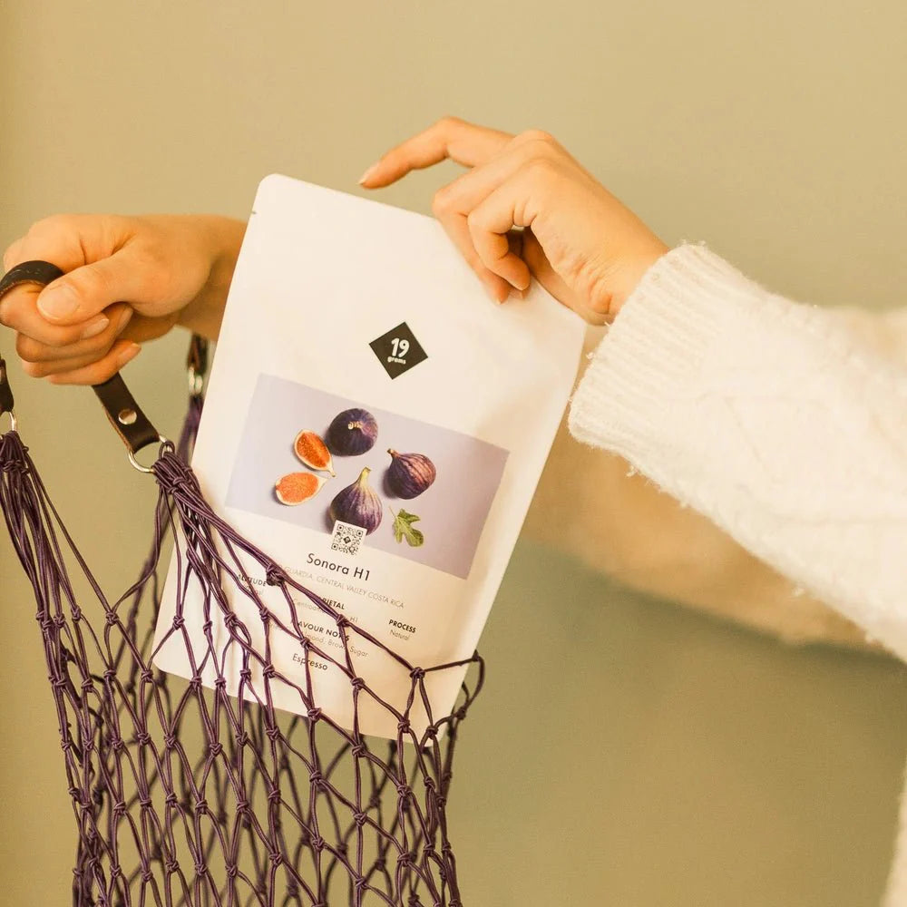 Eine Tüte 19grams Sonora H1 Espresso Kaffee wird in eine Tragetasche gepackt