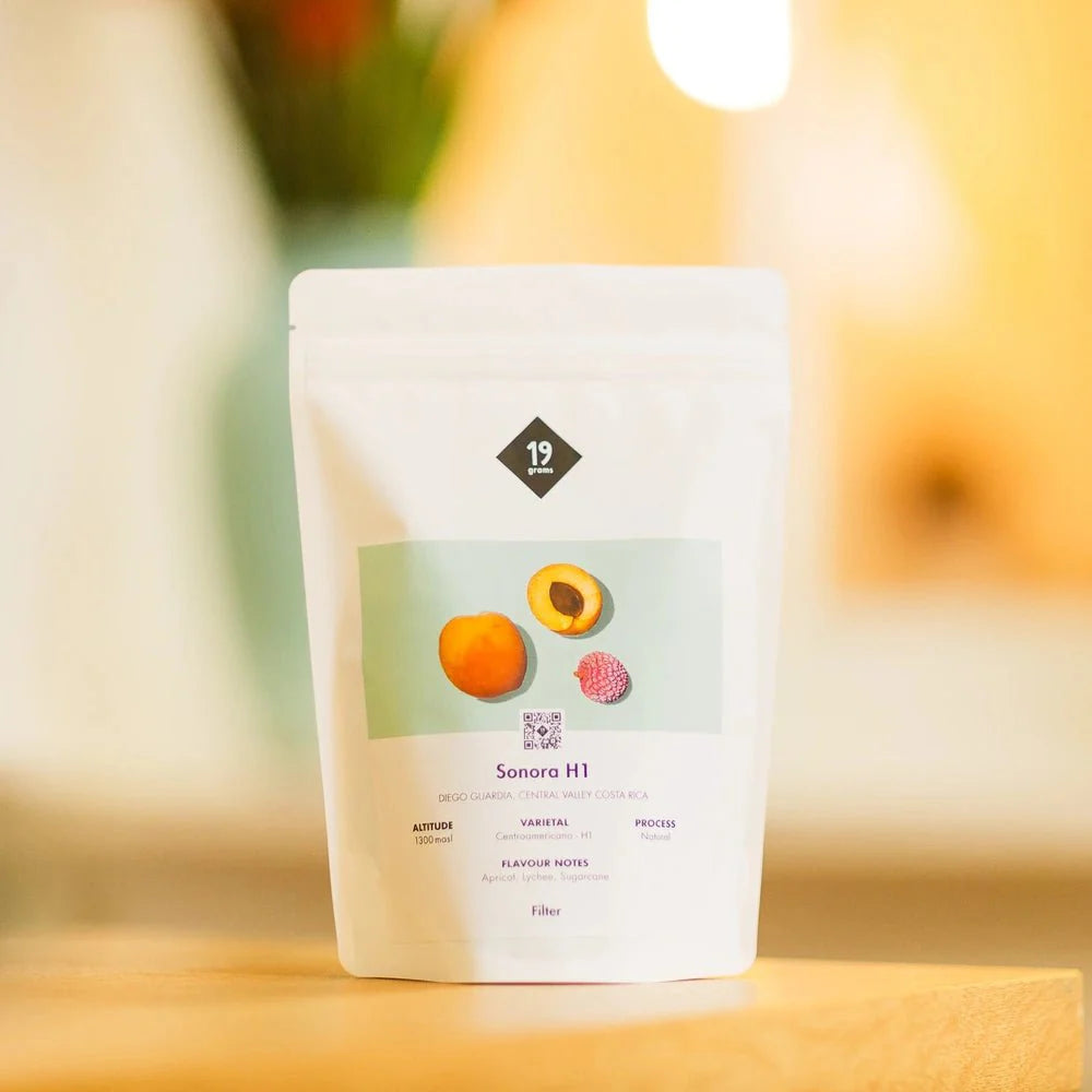Ein Tüte 19grams Sonora H1 Filterkaffee aus Costa Rica auf dem Tisch